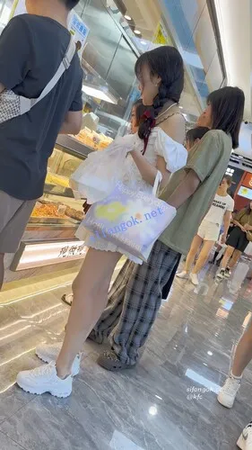 【KFC】长裙学生妹逛街买甜品·白色内内夹进翘臀里超清CD【1V】【502M】