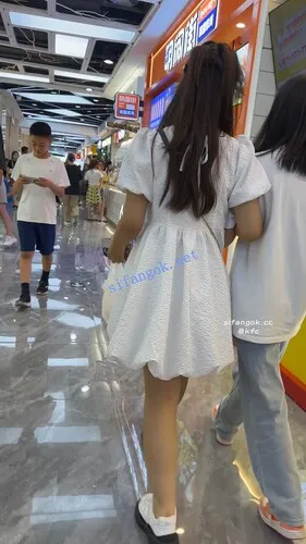 【KFC】长裙眼镜学生妹和闺蜜逛街·淡蓝色内内前后CD【1V】【720M】