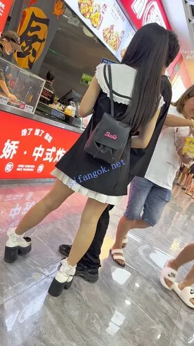 【KFC】短裙甜妹和男友甜蜜逛街·粉色内内前后低角度超清CD【1V】【1.93G】