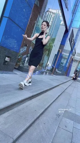 【KFC】服装店店员持续CD第三部。中午下班和男友打电话被CD【1V】【241M】 8