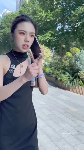 【KFC】服装店店员持续CD第三部。中午下班和男友打电话被CD【1V】【241M】 1