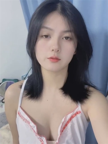 ❣️推荐❣️抖音极品嫩妹【月亮】初恋脸，极品奶子，奶头粉嫩，好漂亮的蝴蝶逼【21V】【1.71G】 4