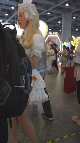 【xxn-341】金发公主裙美女..超薄透明肉丝..蕾丝内夹进屁股缝【1V】【934M】 6