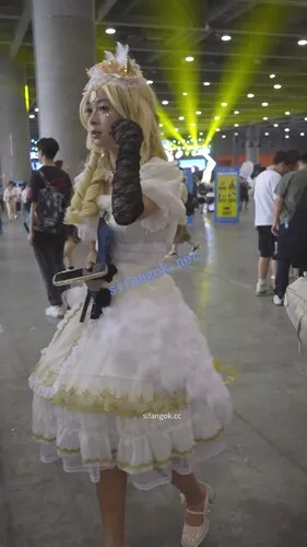 【xxn-343】金发cos小姐姐逛街..可爱卡通内前后CD勒出13缝【1V】【525M】 6