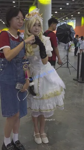 【xxn-343】金发cos小姐姐逛街..可爱卡通内前后CD勒出13缝【1V】【525M】